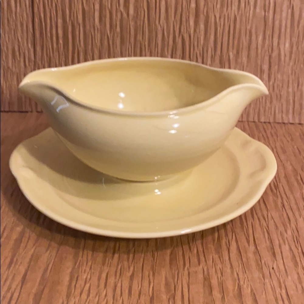 Lu-Ray Yellow gravy boat with attached under plate